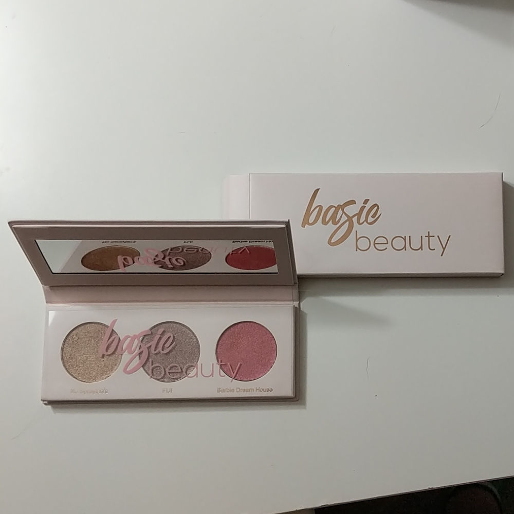 Basie Beauty Glowy AF Highlighter Pallette